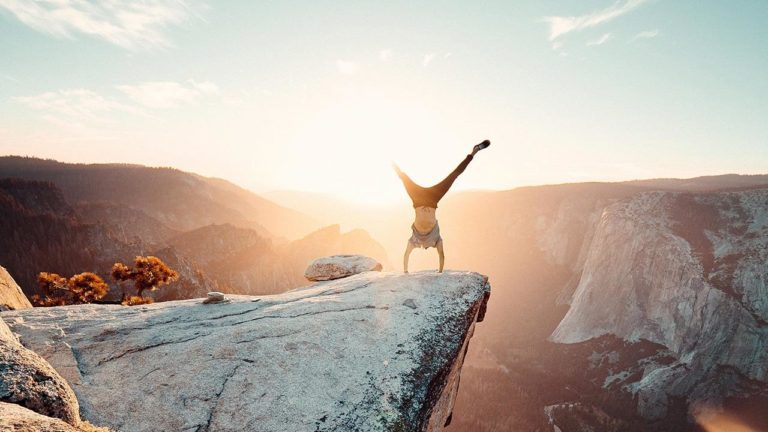 Headstand on a cliff - How to live the nomadic lifestyle